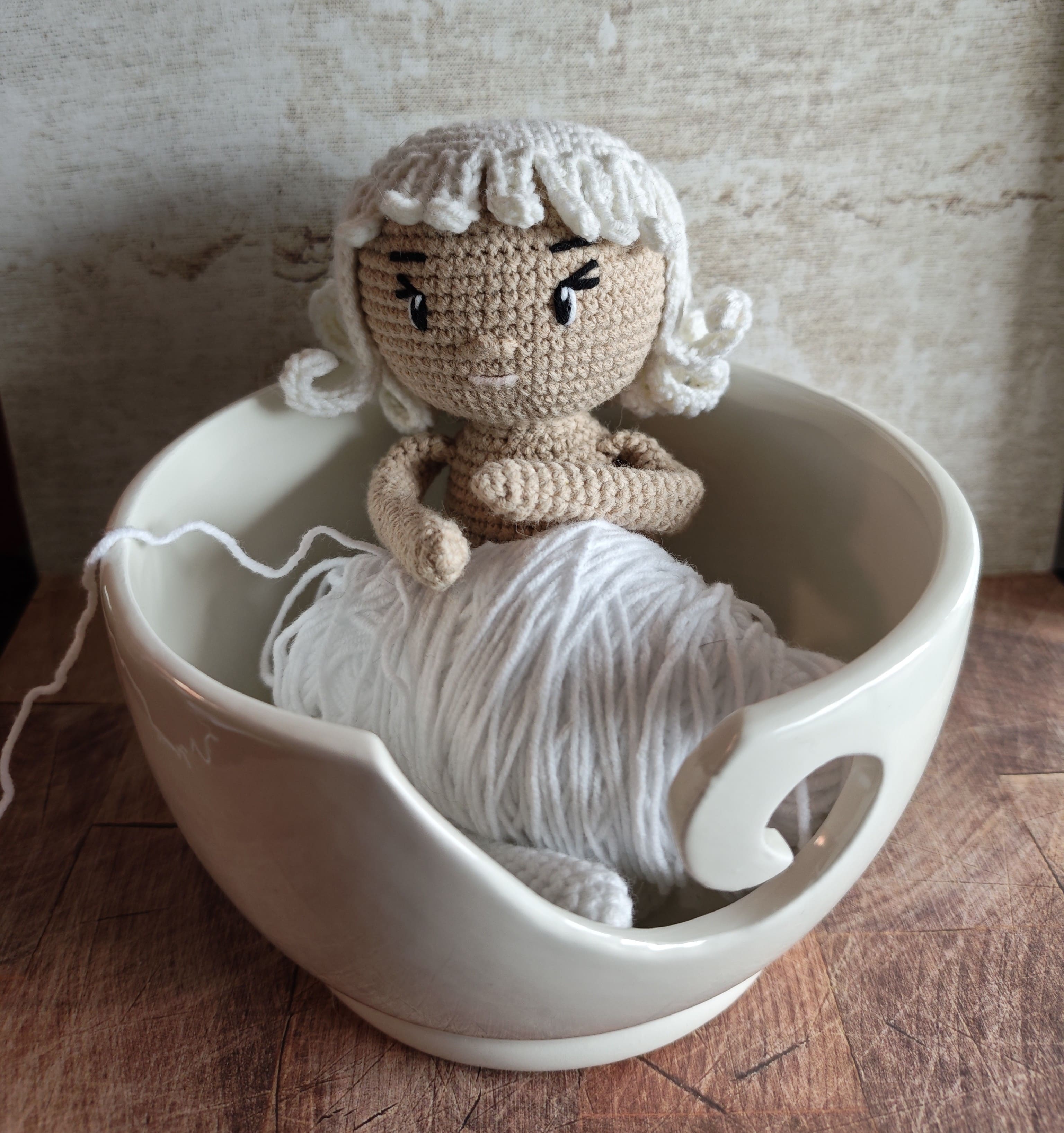 Elwira lalka na szydełku w misce na włóczki
